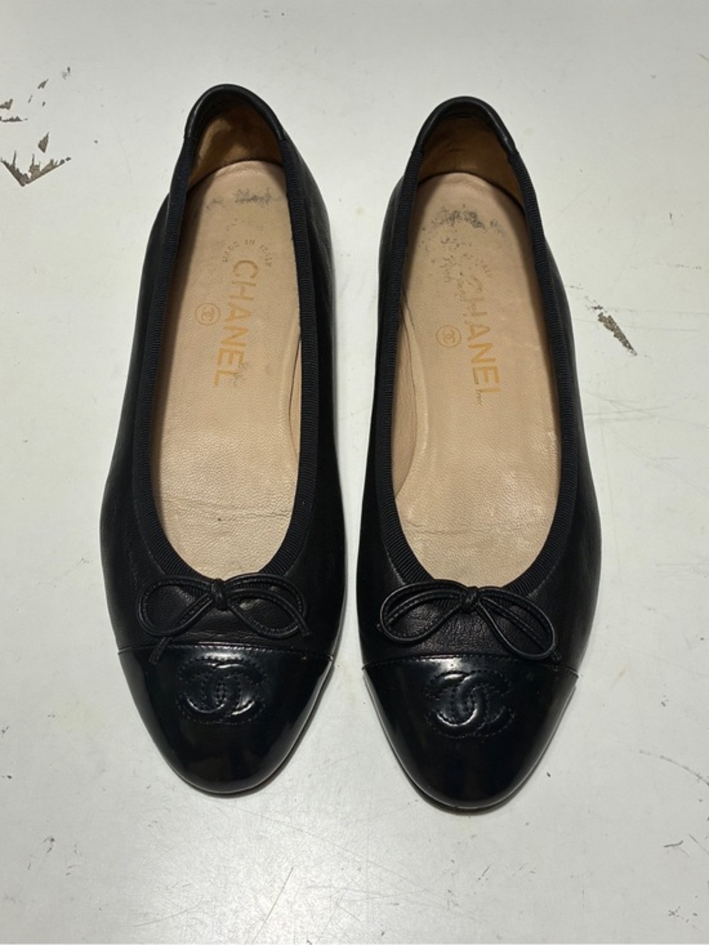 CHANEL Black Ballet Flats with Patent Cap-Toe